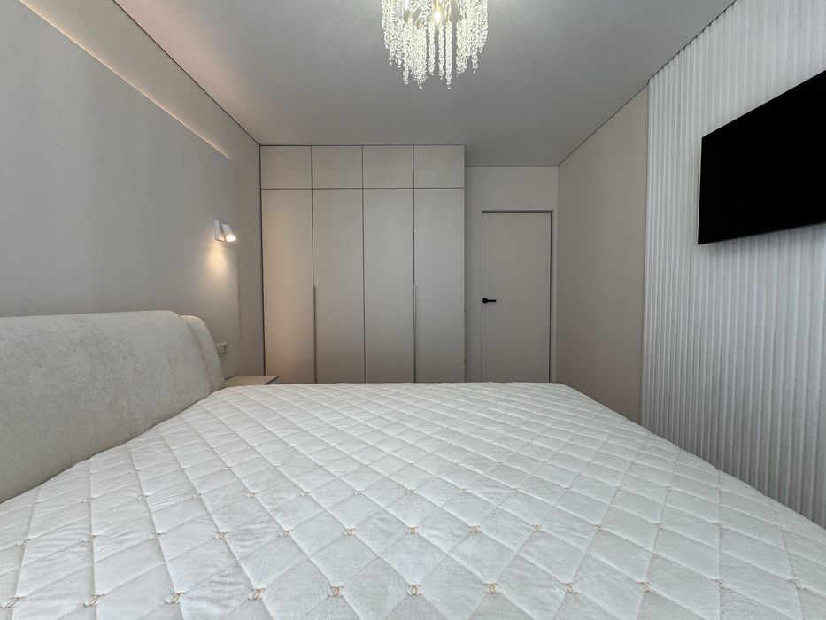 Центр міста, стильна 1.5 кімнатна з меблями та технікою – вид на гори!