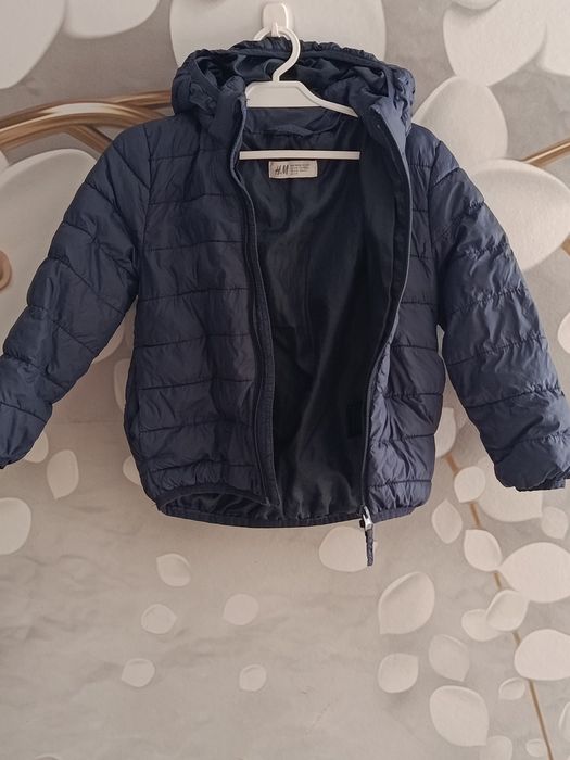 Granatowa kurtka chłopięca przejściowa z kapturem H&M rozmiar 98/104
