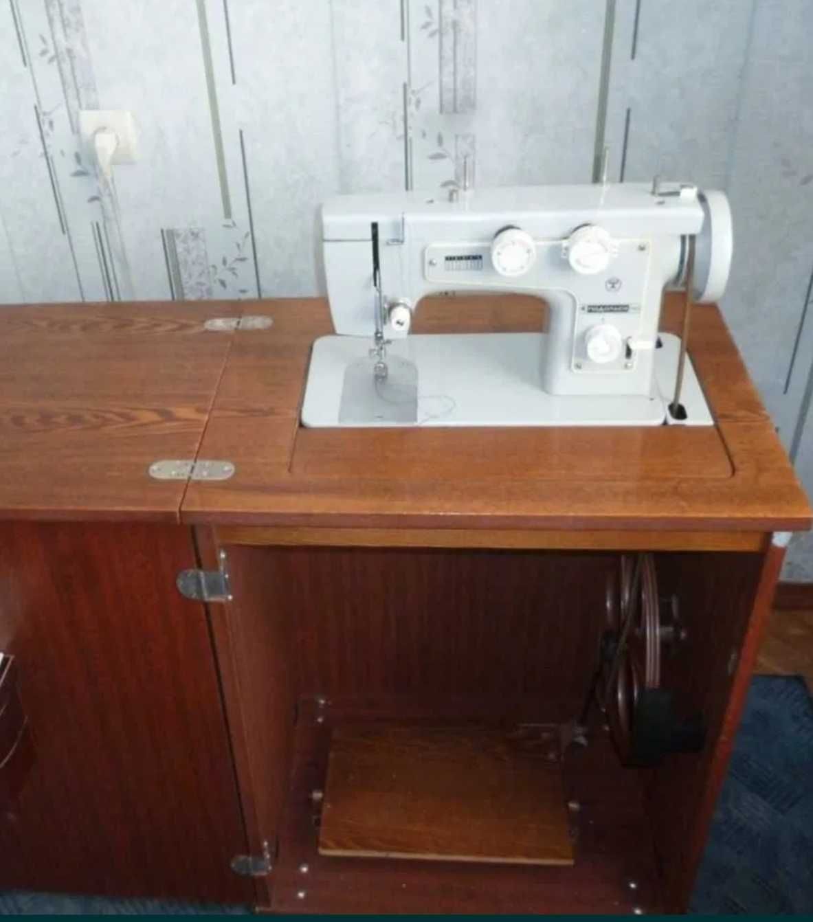 Швейная машина Подольск ножная и швейная машинка Чайка електропривод