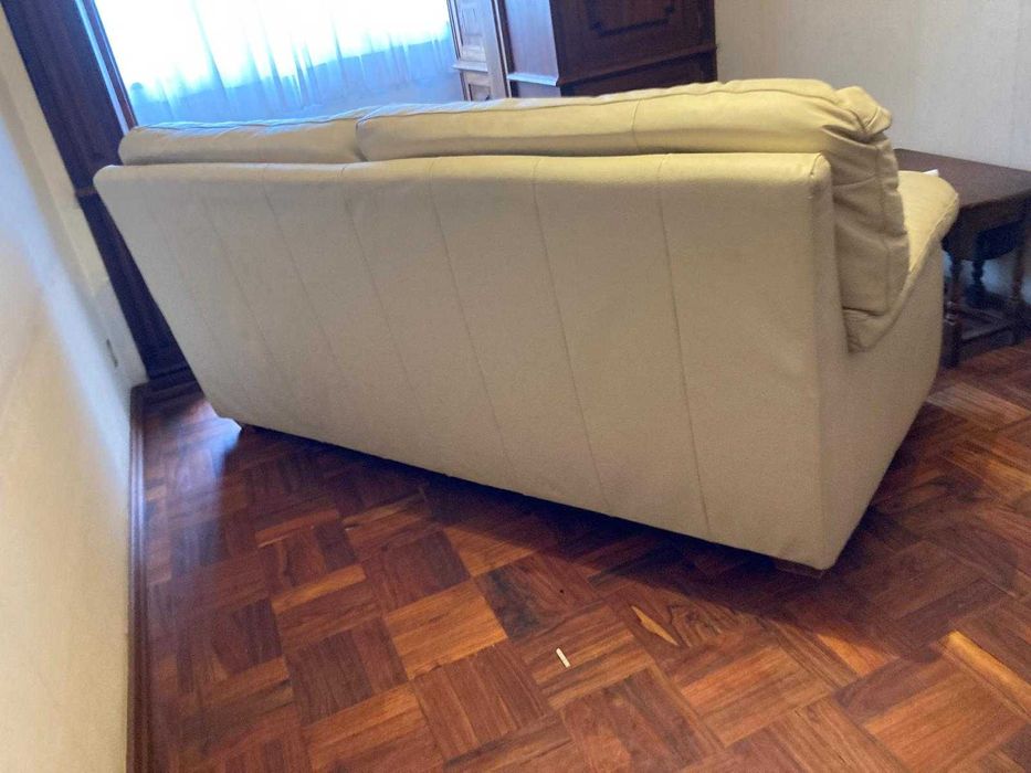 Sofa e poltronas em pele 1 sofa bege e 2 poltronas castanhas