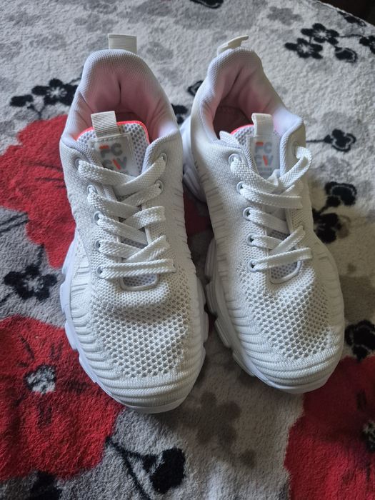 Продам кросівки для дівчинки 38 розмір по стільці 24 см