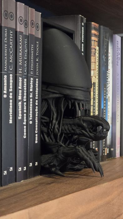 Alien para estante de livros