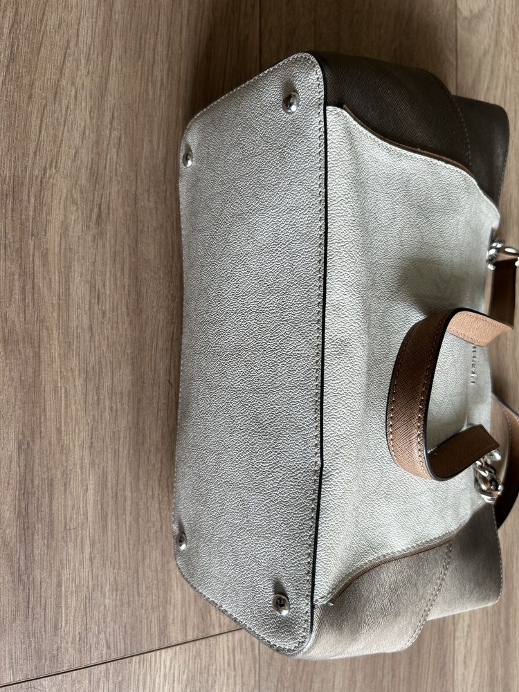 Torebka mieszcząca A4 Calvin Klein