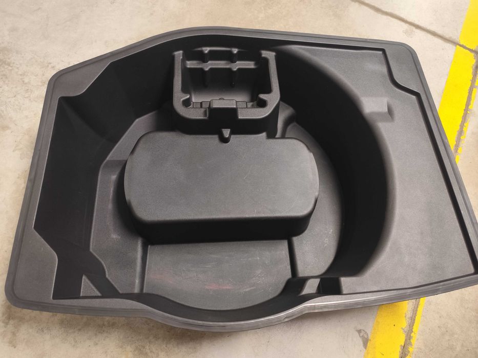 Wkład bagażnika Audi A6 C7 z mocowaniem narzędzi i zapięć siatki.