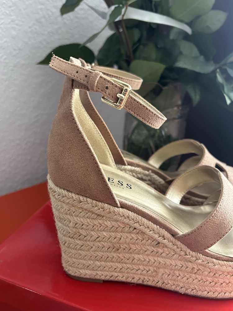 Босоніжки на платформі Guess