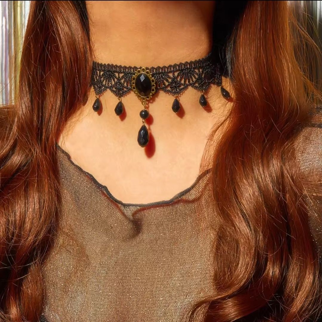 Gotycki choker z pięknej koronki z kameą i kryształkami gothic, lolita
