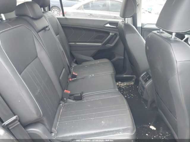 Volkswagen Tiguan 2.0T SE *