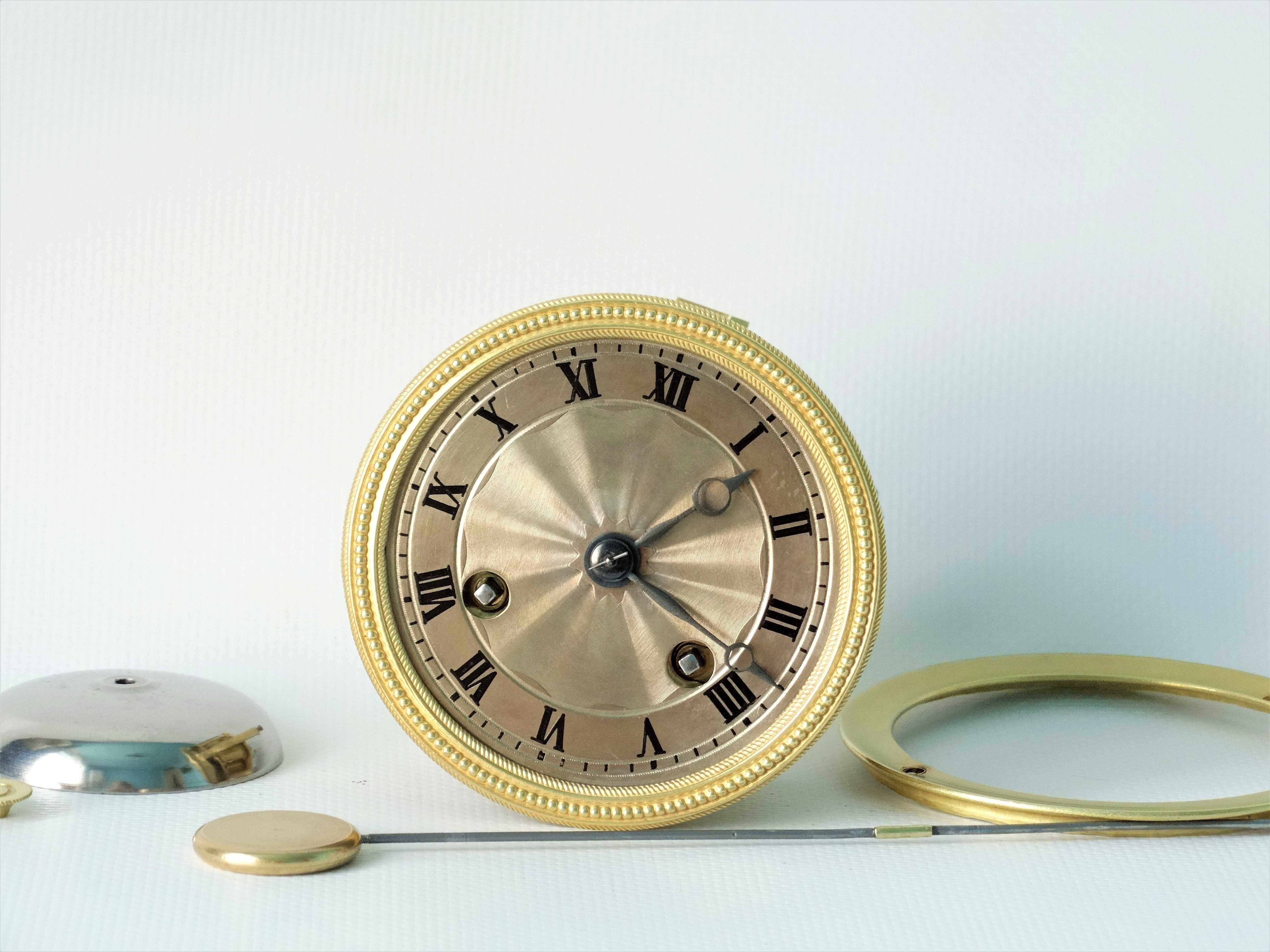 Механізми годинників XIX століття в чудовому робочому стані.Репассаж