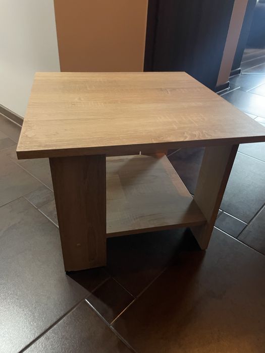 Stolik beżowy mały