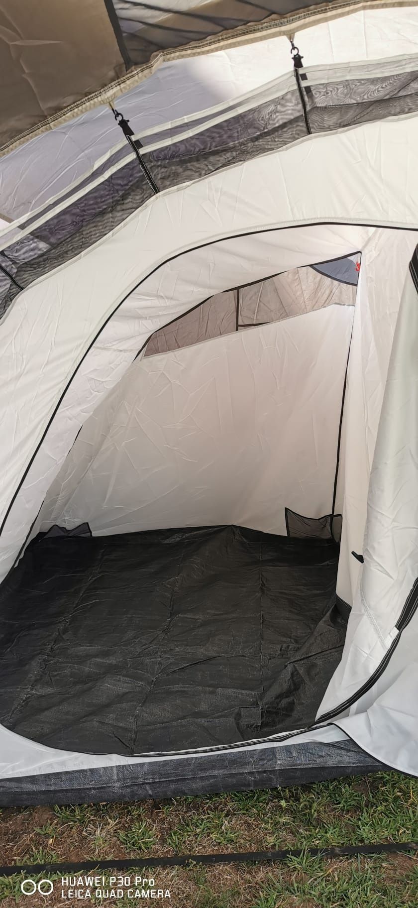 Tenda de campismo Quechua para 6 pessoas.