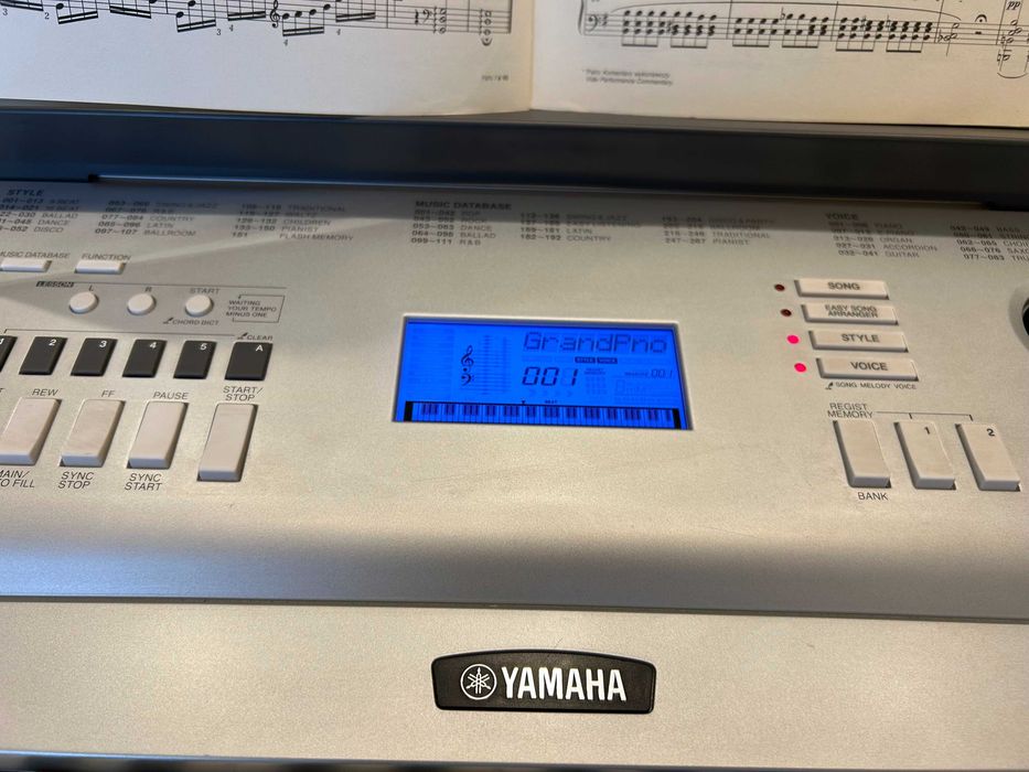 Yamaha DGX220 keyboard