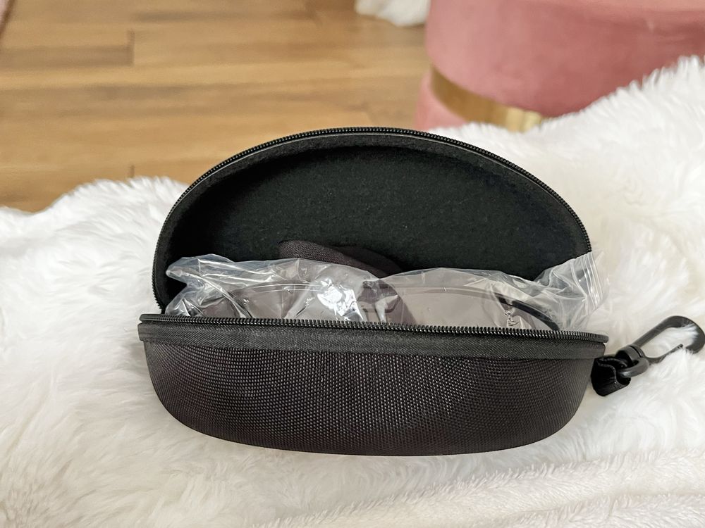 Okulary przeciwsłoneczne nieużywane z etui
