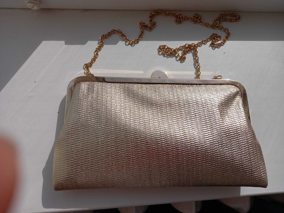 accessorize сумка на ланцюжку клатч золота 25х15 см
