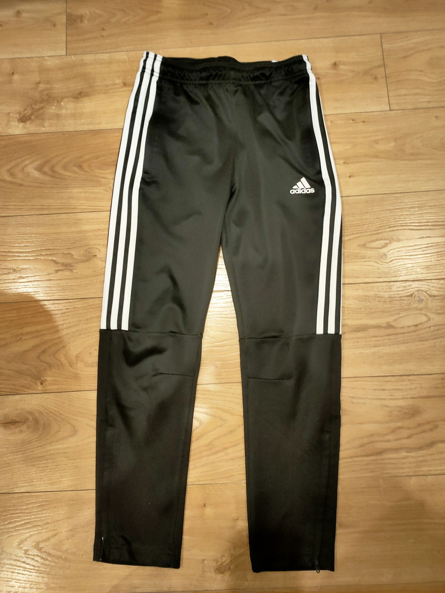 Spodnie firmy Adidas r152