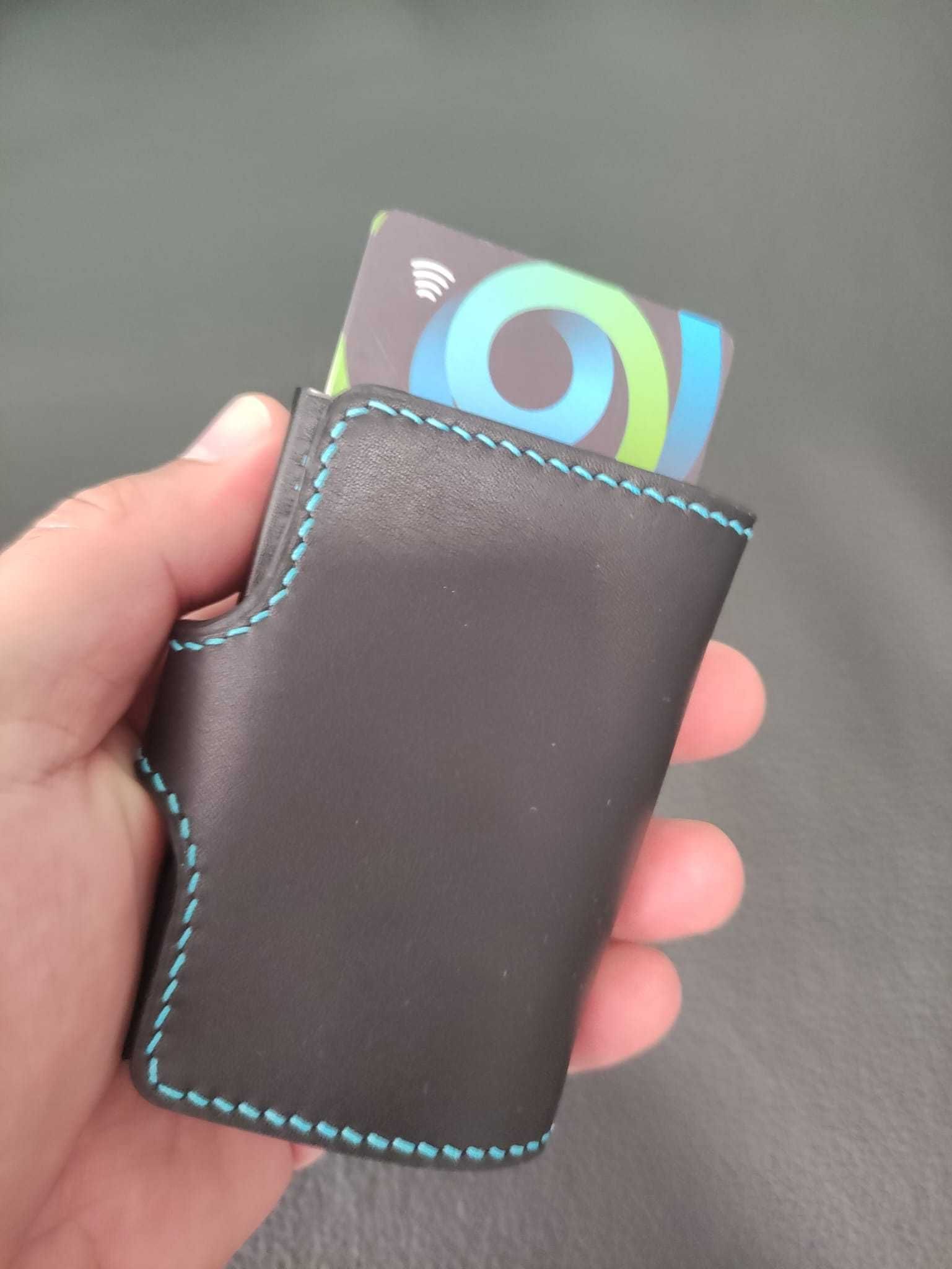 Porta-cartões em pele genuína