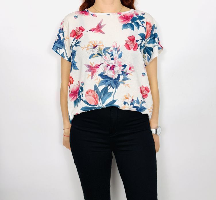 Bluzka w kwiatowy wzór i kolibry S 36