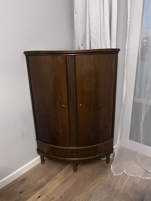 Stylowa komoda narożna z litego drewna