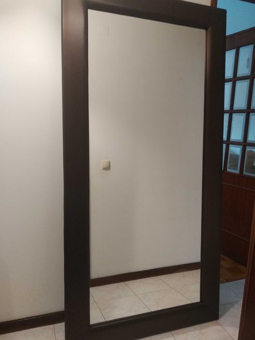 Espelho com moldura em pele