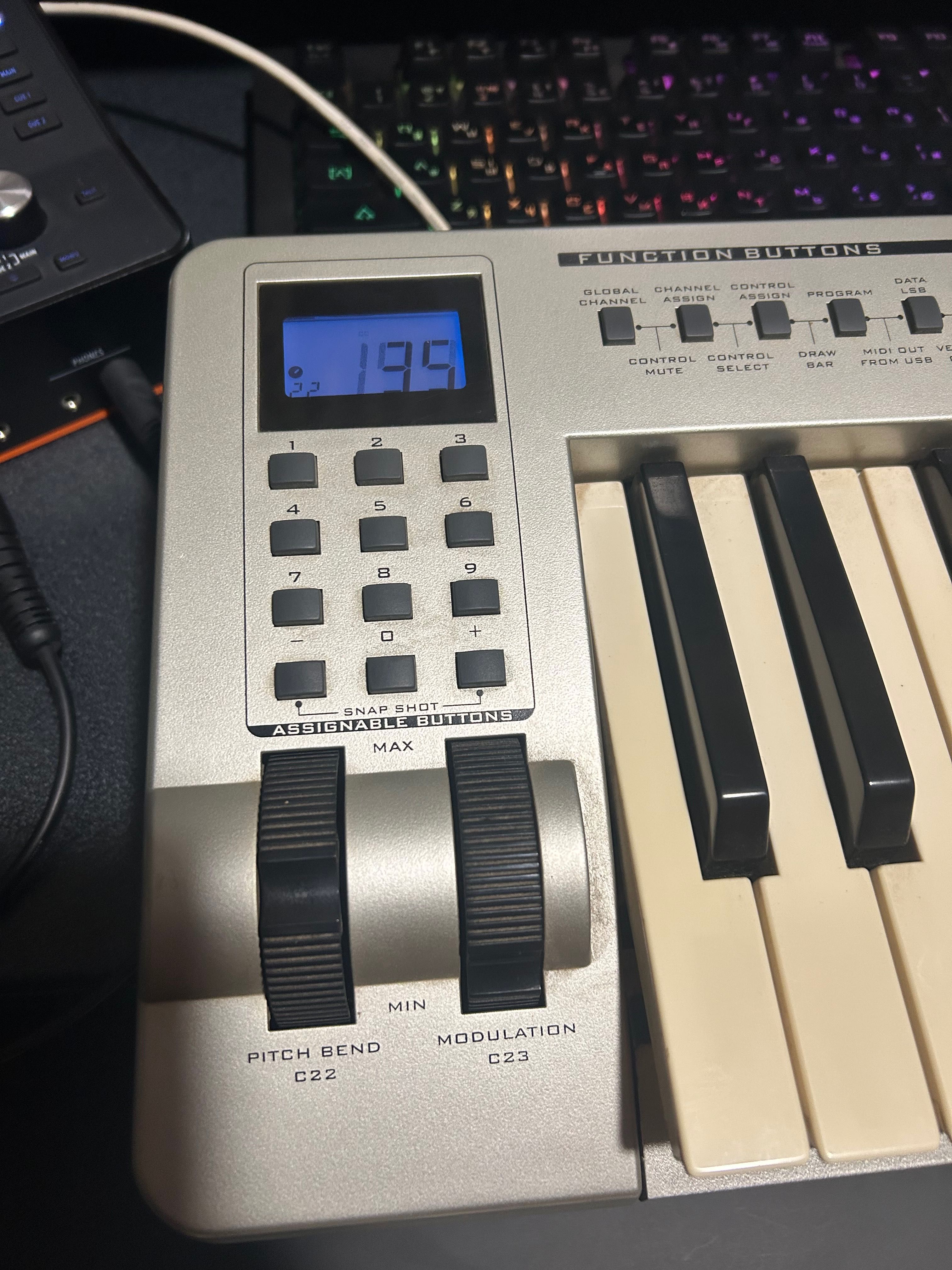 MIDI controller (клавіатура)