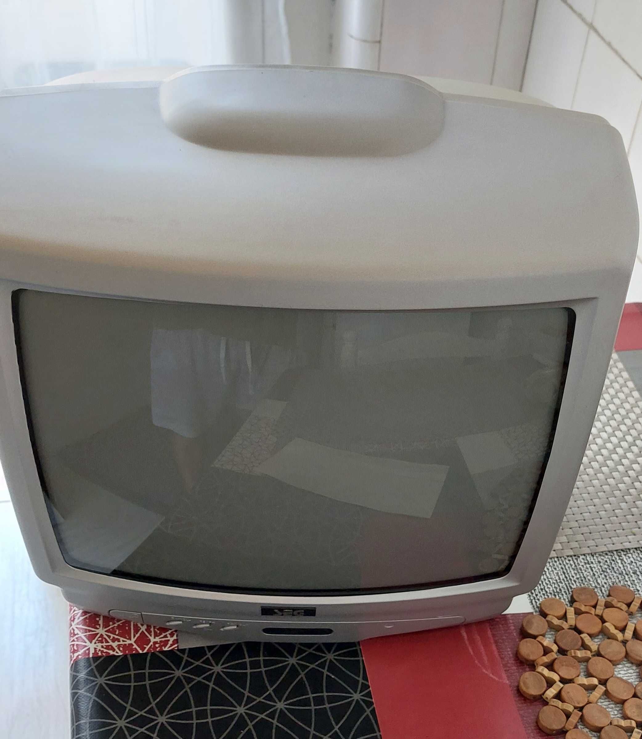 Vendo Tv a cores