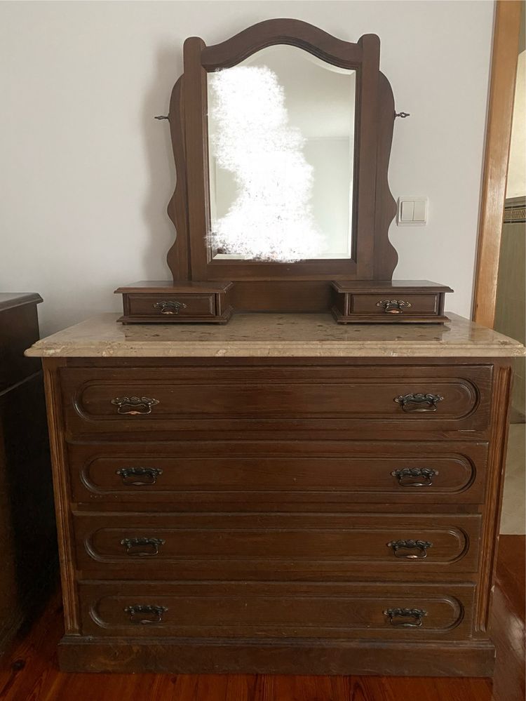 Conjunto comoda e espelho de quarto