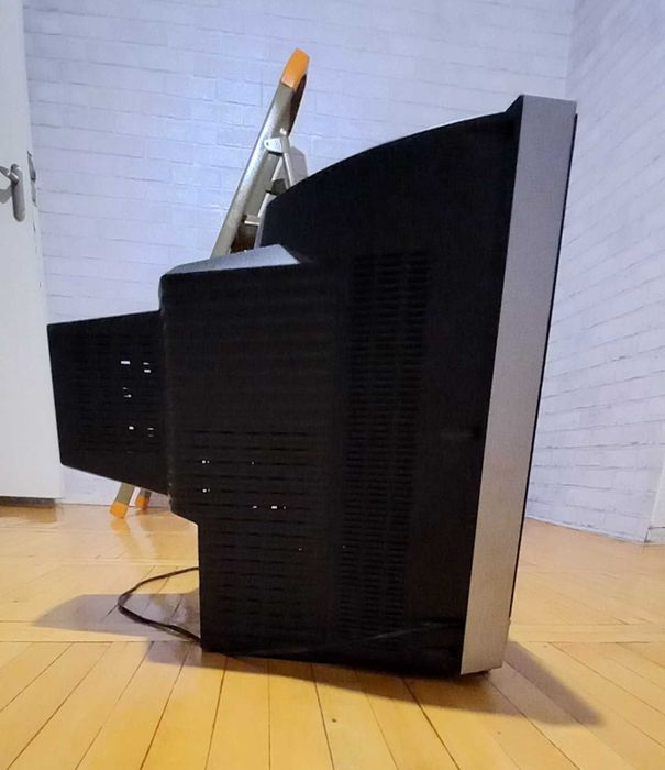 Кинескопний ЄЛТ телевізор LG 21FJ4AB