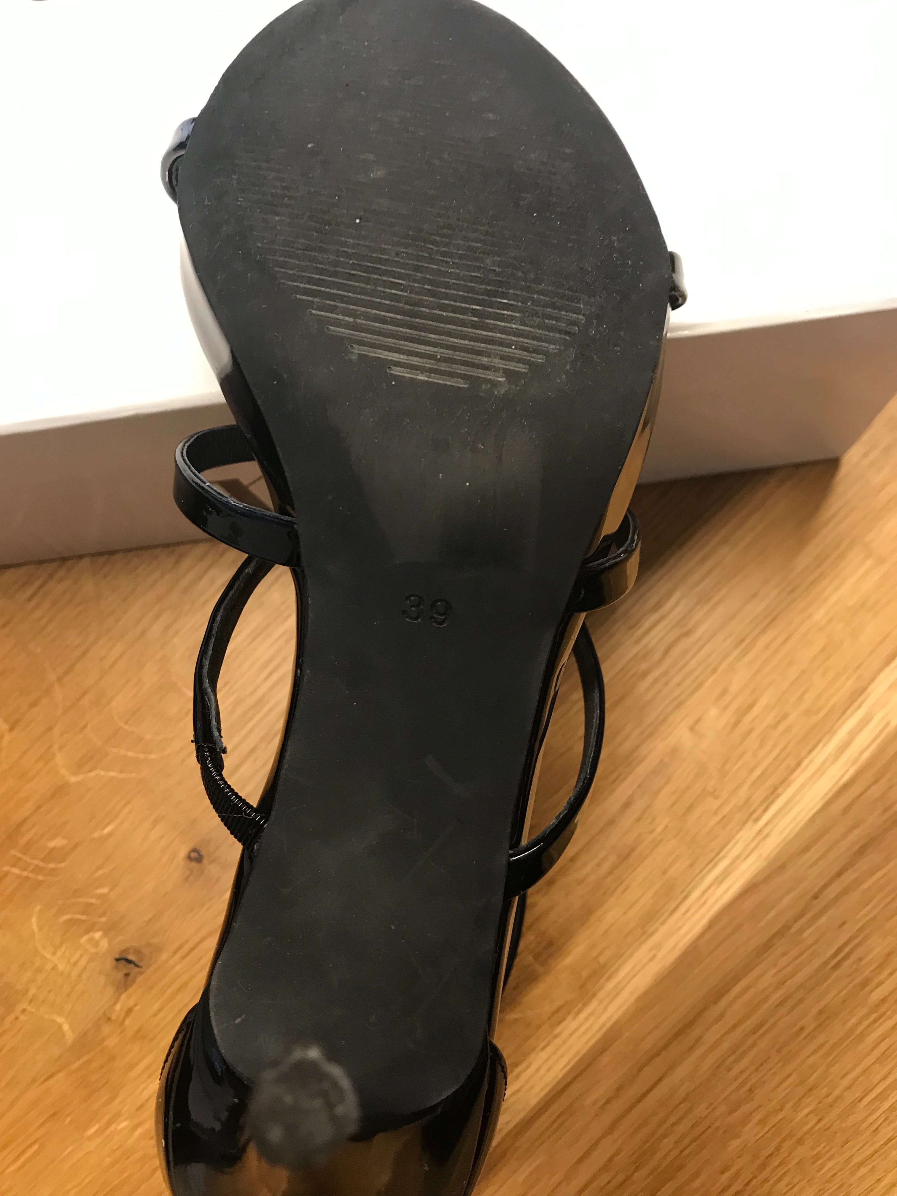 Sandały czarne lakierowane R. 39 Badura