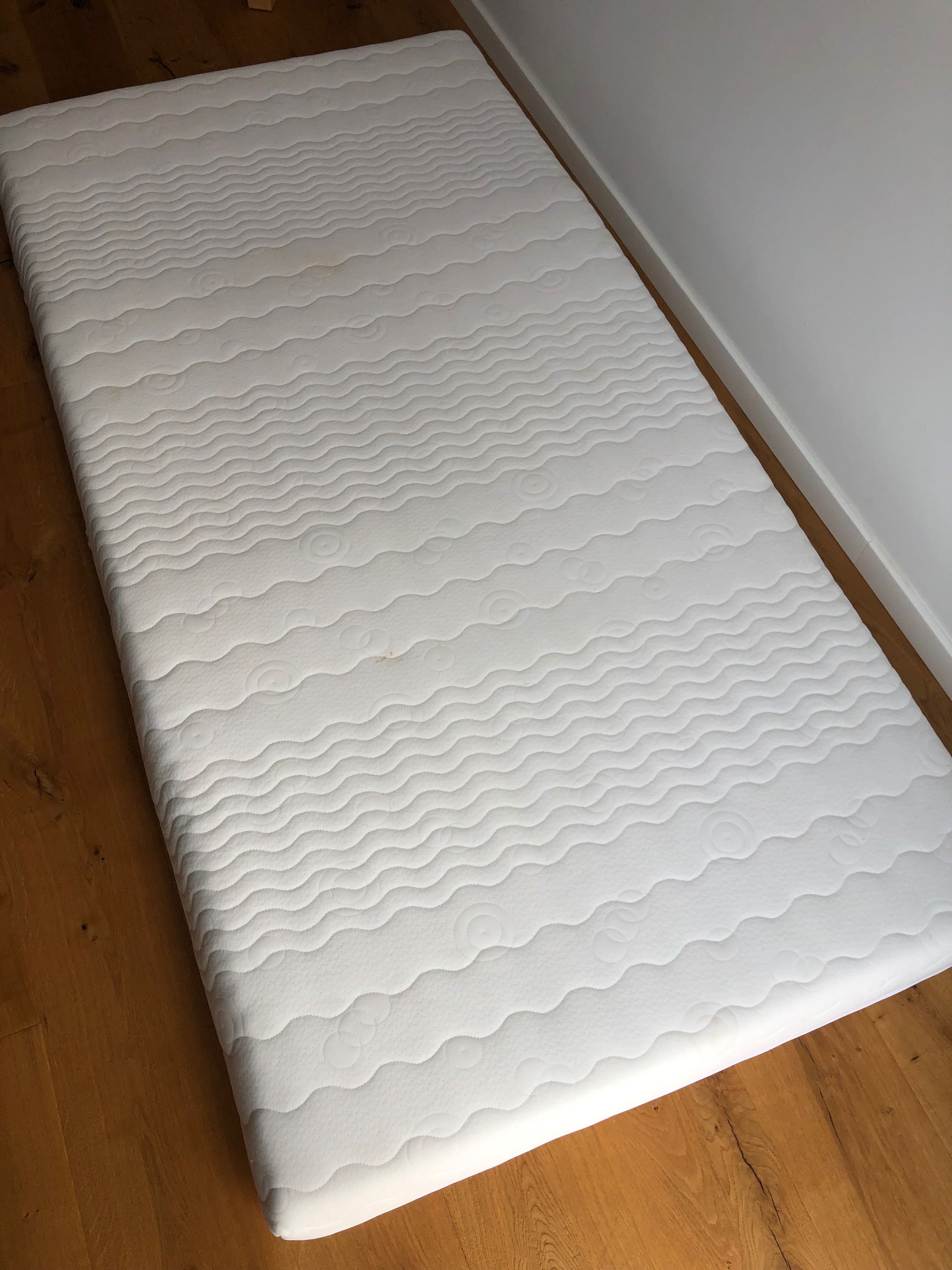 Wygodny materac lateksowy 100x200 - stan bdb