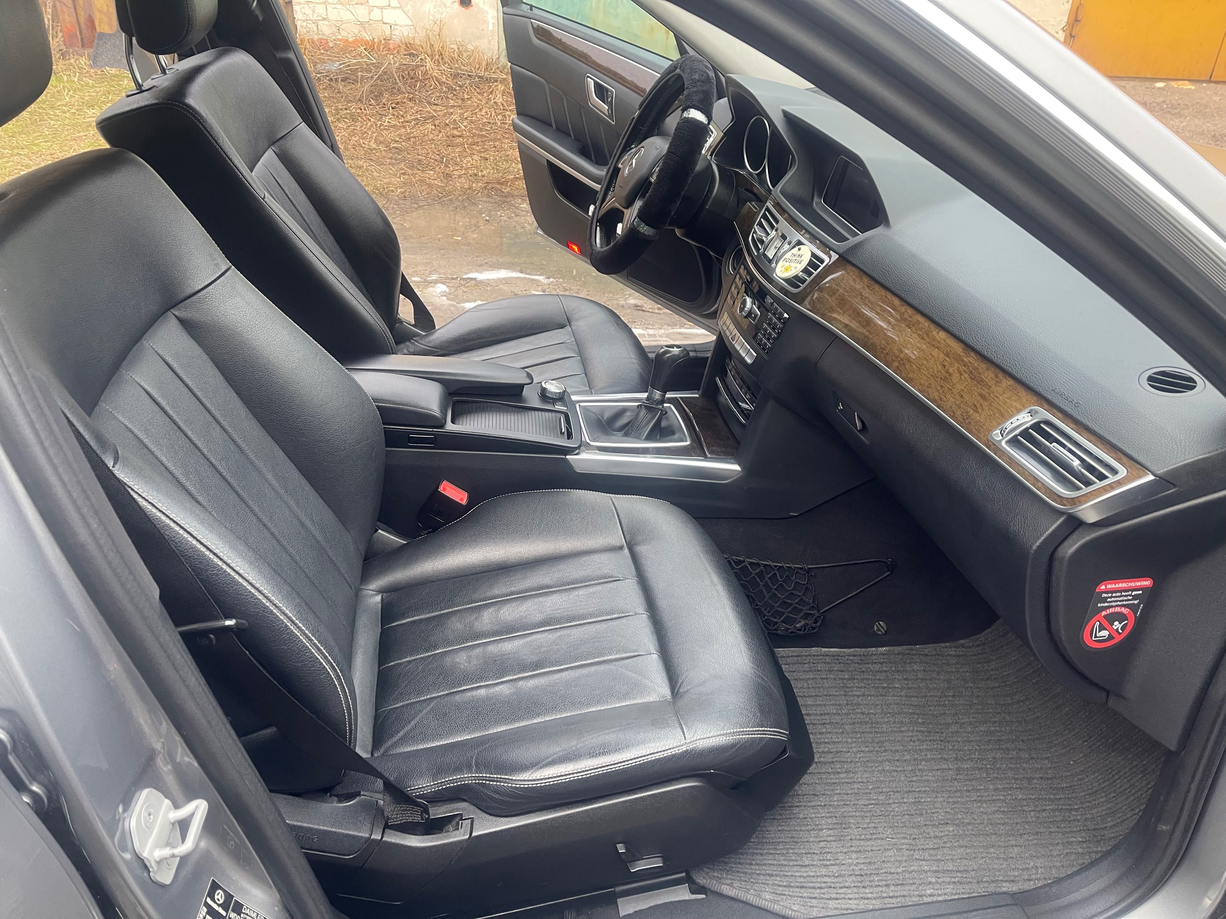 Легковий автомобіль Mercedes E200