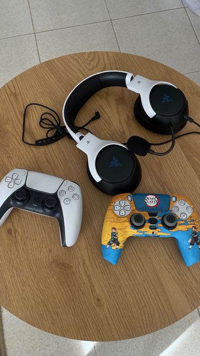 PlayStation 5 Slim 1TB com 2 comandos e HeadPhones