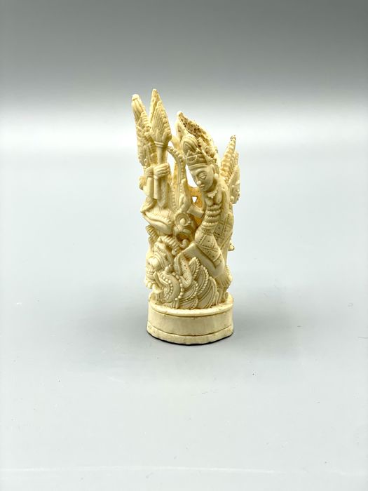 Escultura tailandesa em osso com dragao e deuses, oriental