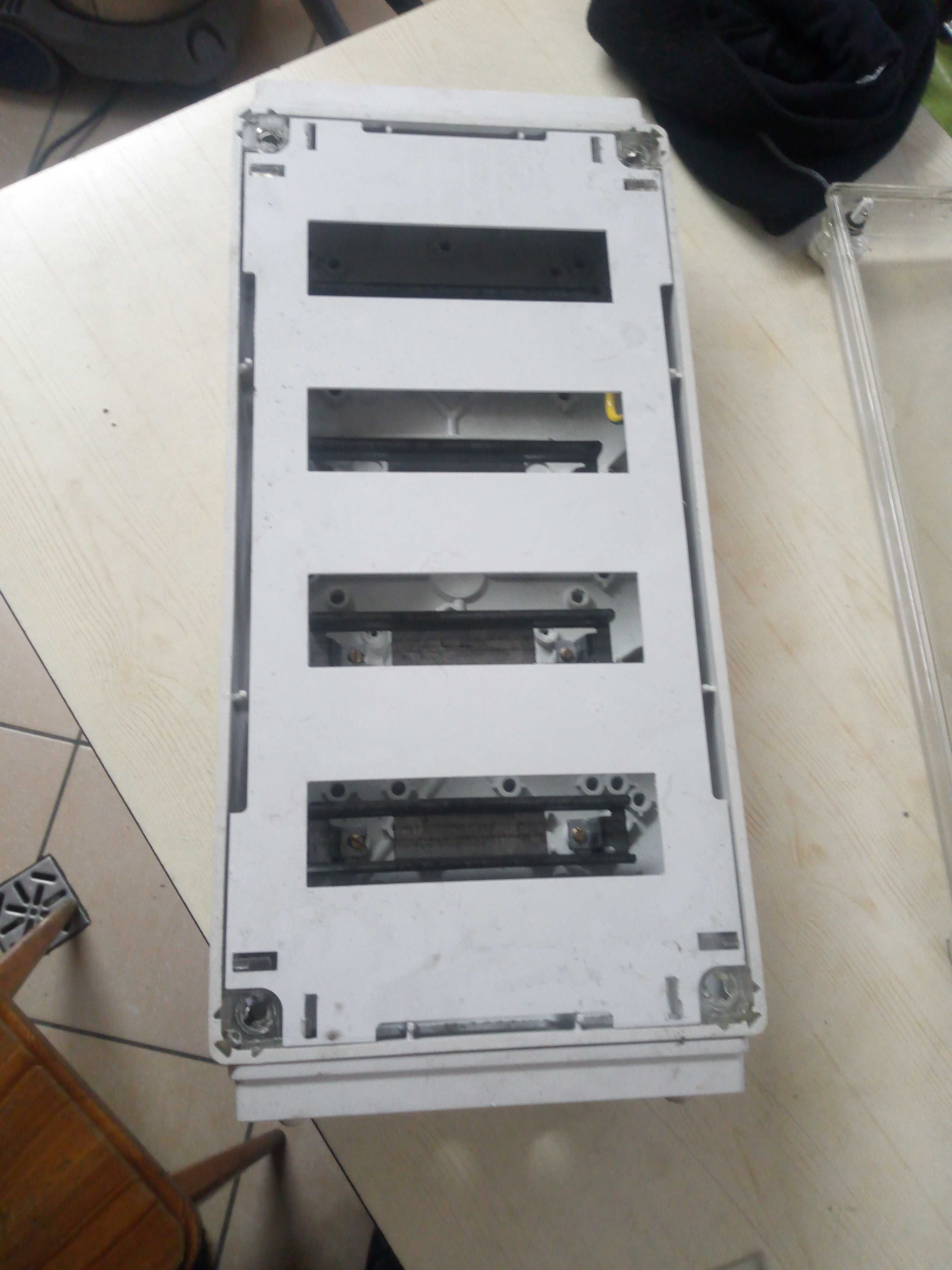 HENSEL Rozdzielnica podtynkowa 36 modłów. 4x9