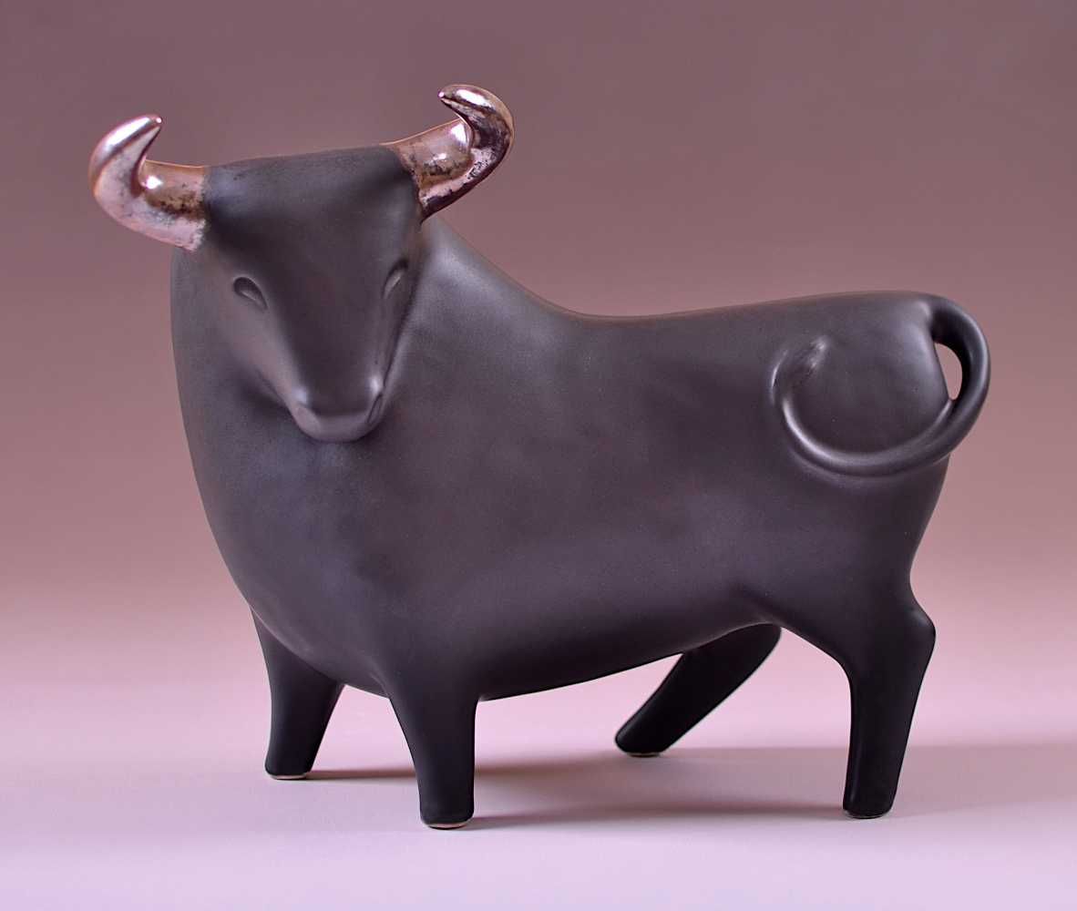 Ceramiczny byk, rzeźba byka, figurka byka