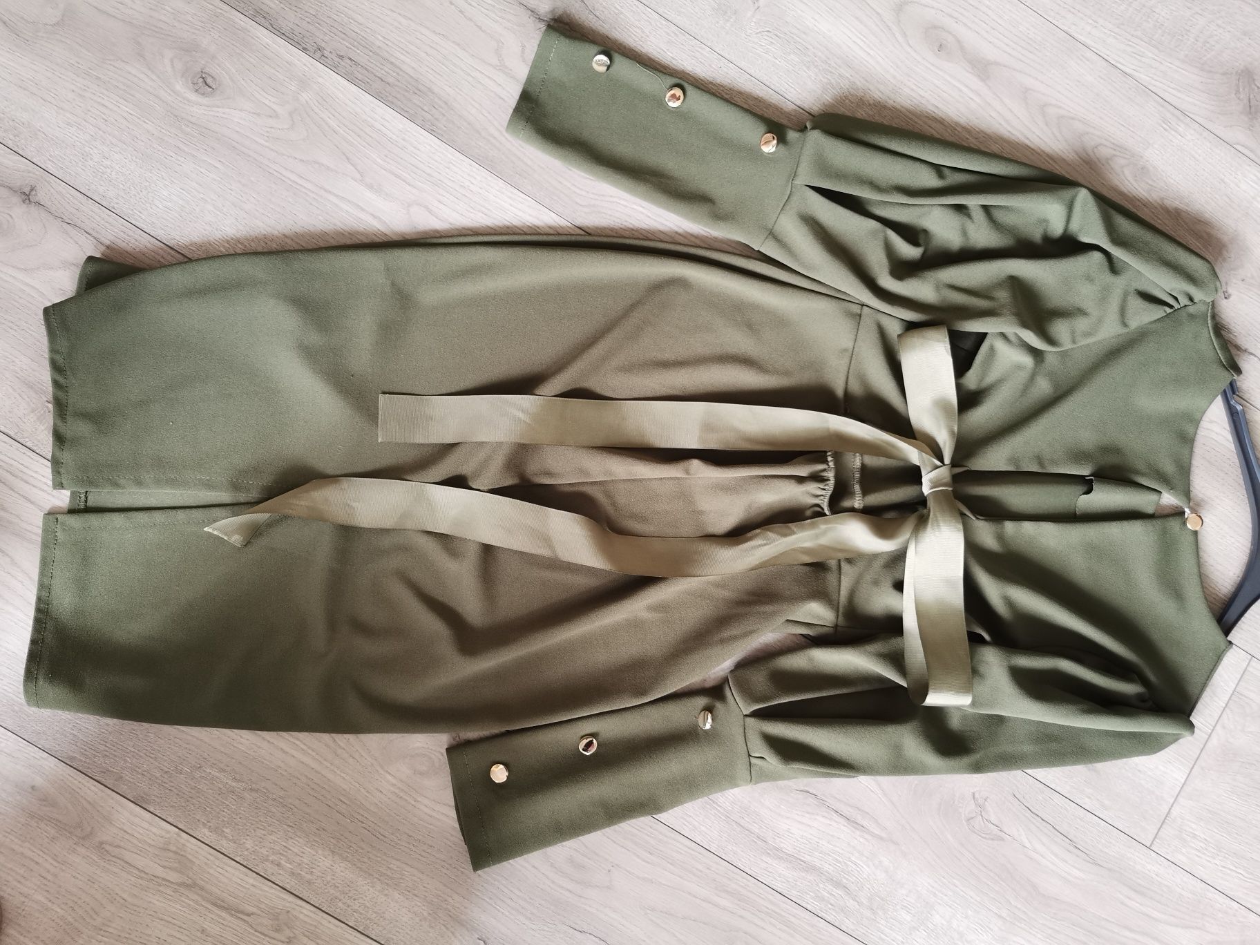 Elegancka sukienka khaki z efektowym wiązaniem na plecach