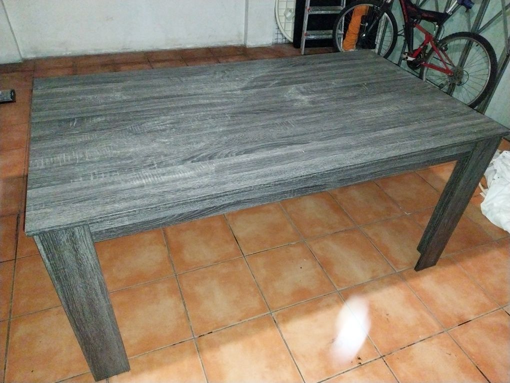 Mesa em cinza escuro
