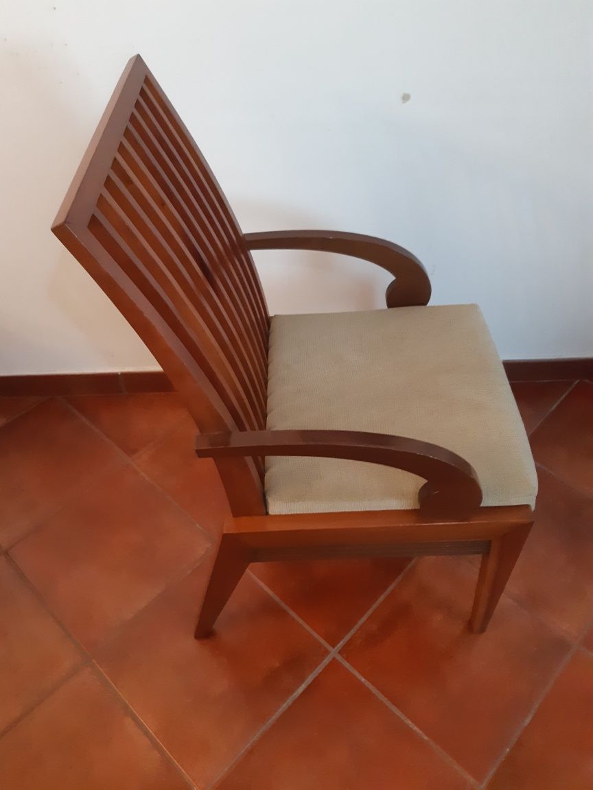 Conjunto de mesa e 4 cadeirões