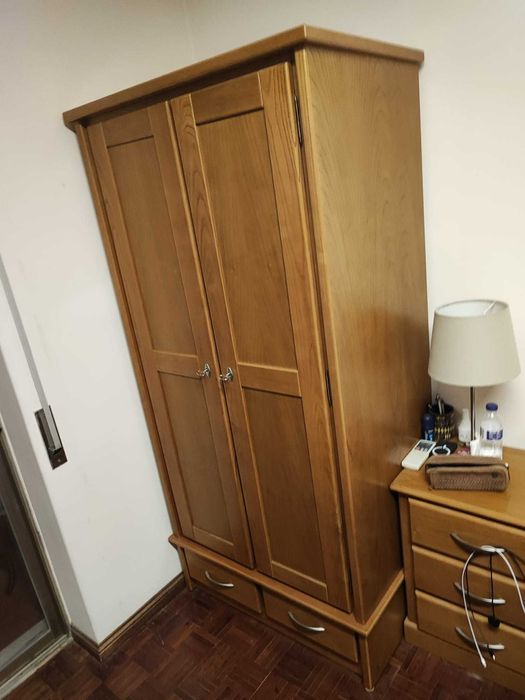 Roupeiro 2 portas em excelente estado