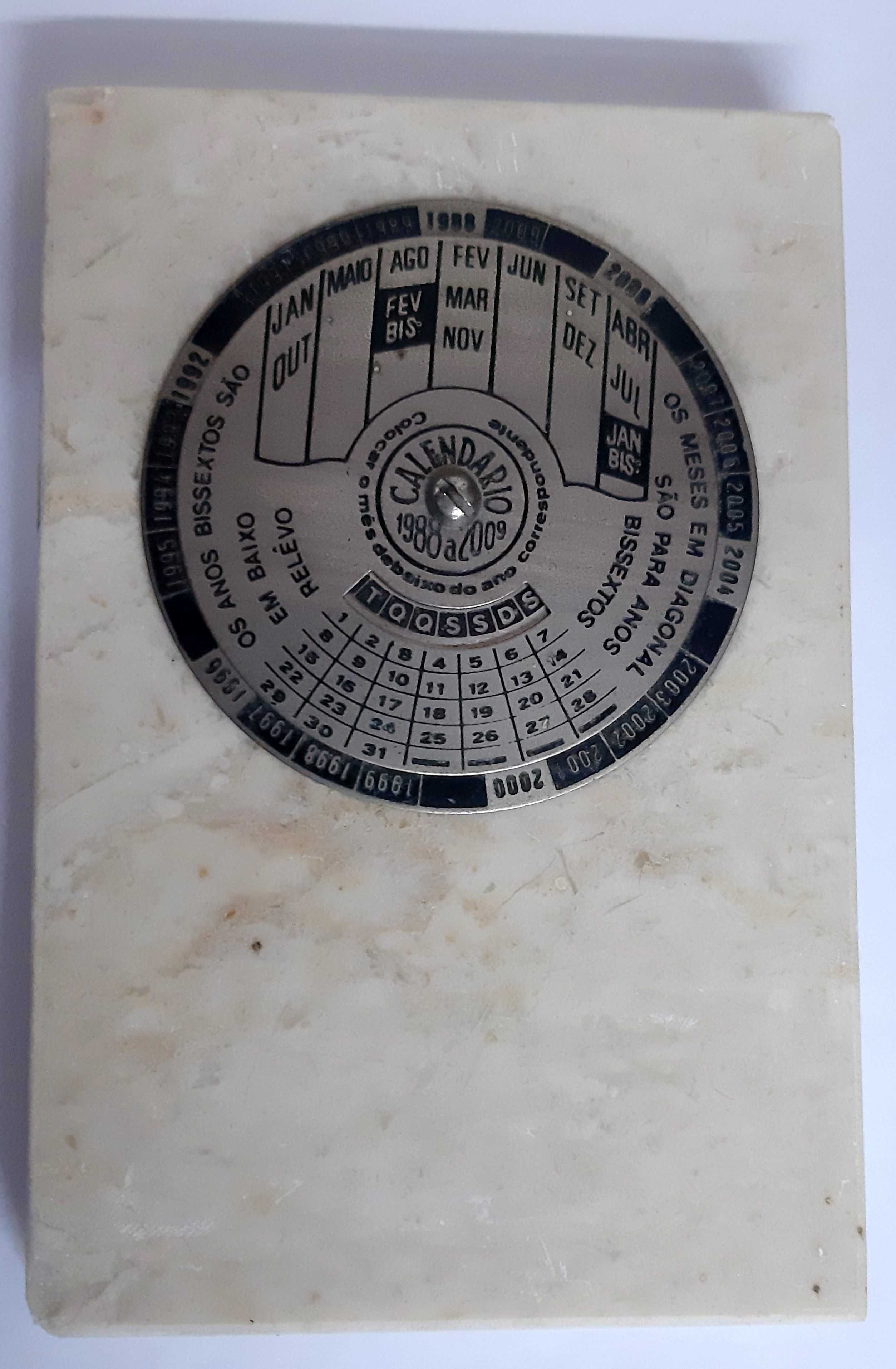 Calendário Circular Pisa-Papéis