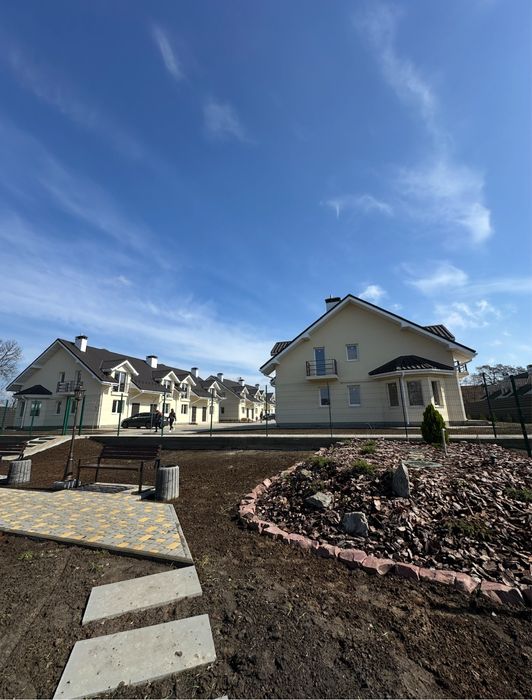 Таунхаус з виходом до озера;Лівий берег, с.Гнідин; на території басейн