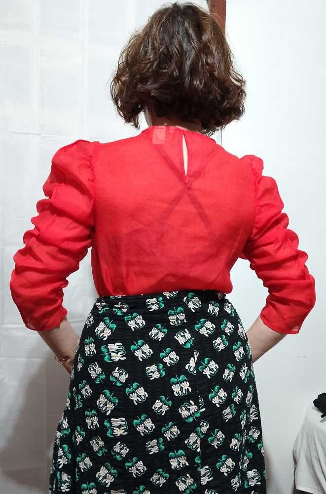 Blusa vermelha transparente