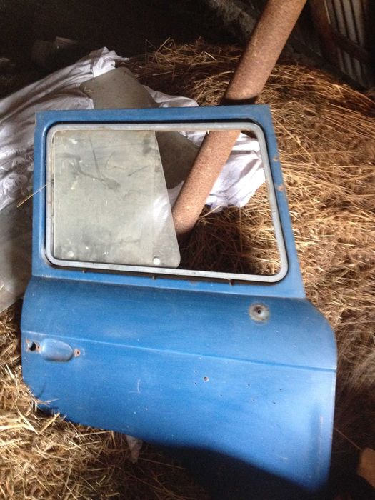 Баркас .дверка в непоганому стані.