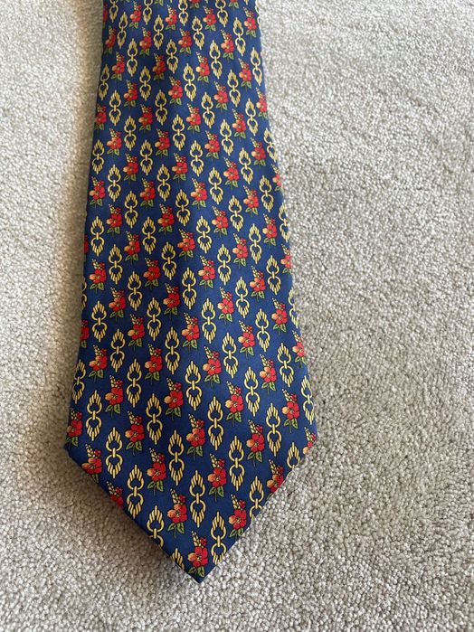 Gravatas lisas e com desenhos em tons de azul