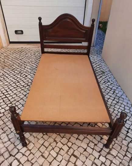Cama individual em madeira