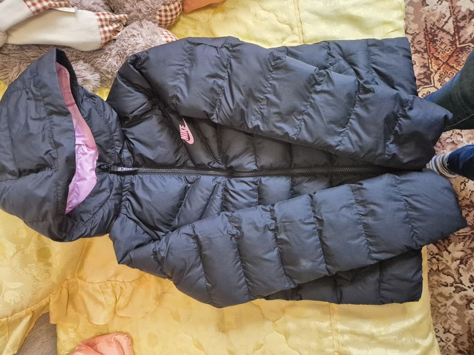 Продам жіночу куртку Nike