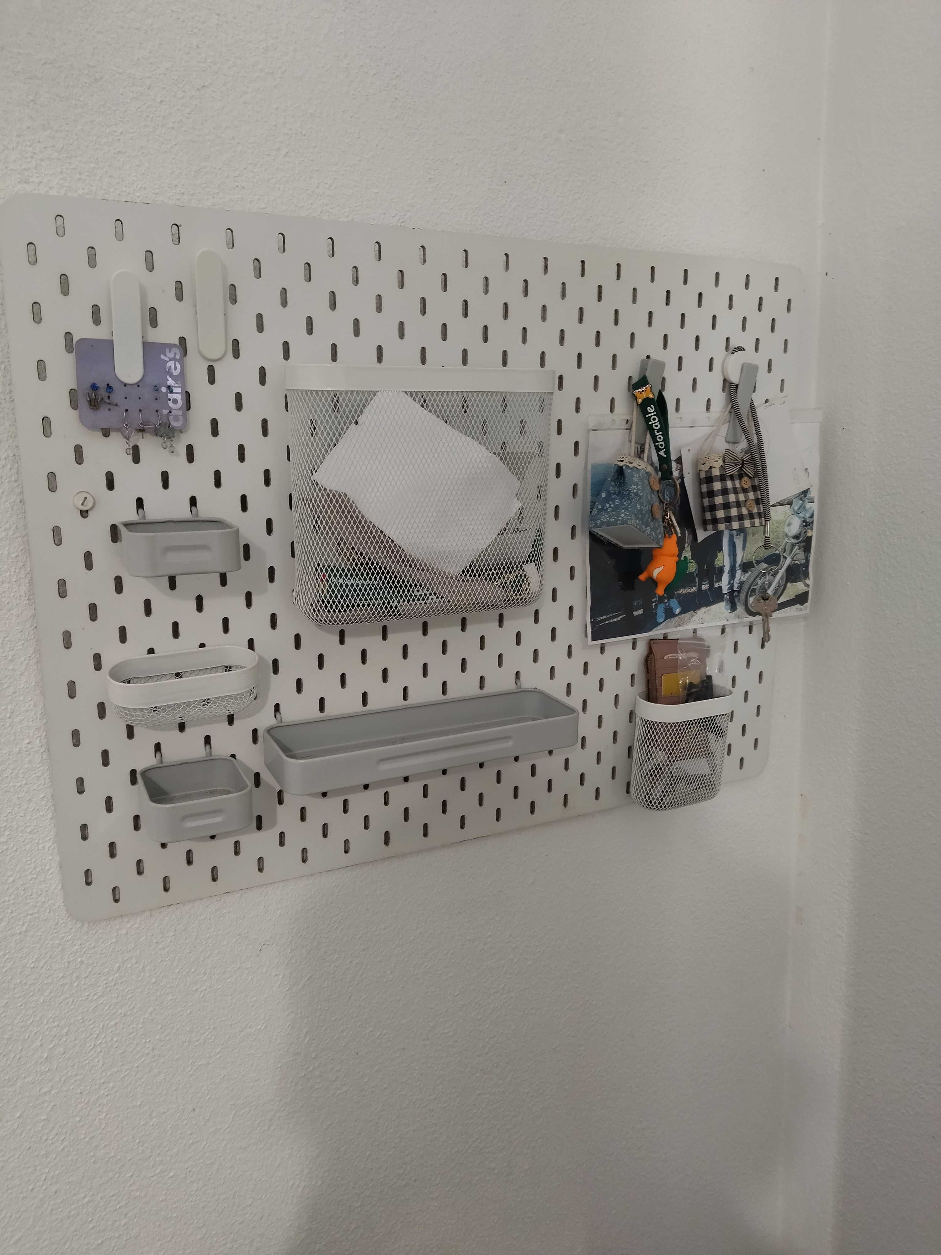 Suporte parede com prateleiras Skadis Pegboard IKEA.