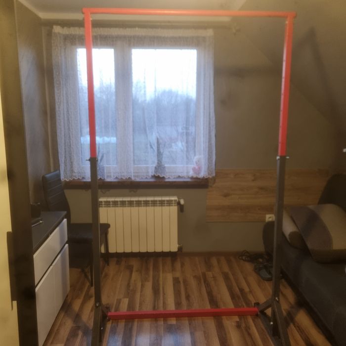 Sprzęt do siłowni Drążek do podciągania, stojaki na ciężary, poręcze