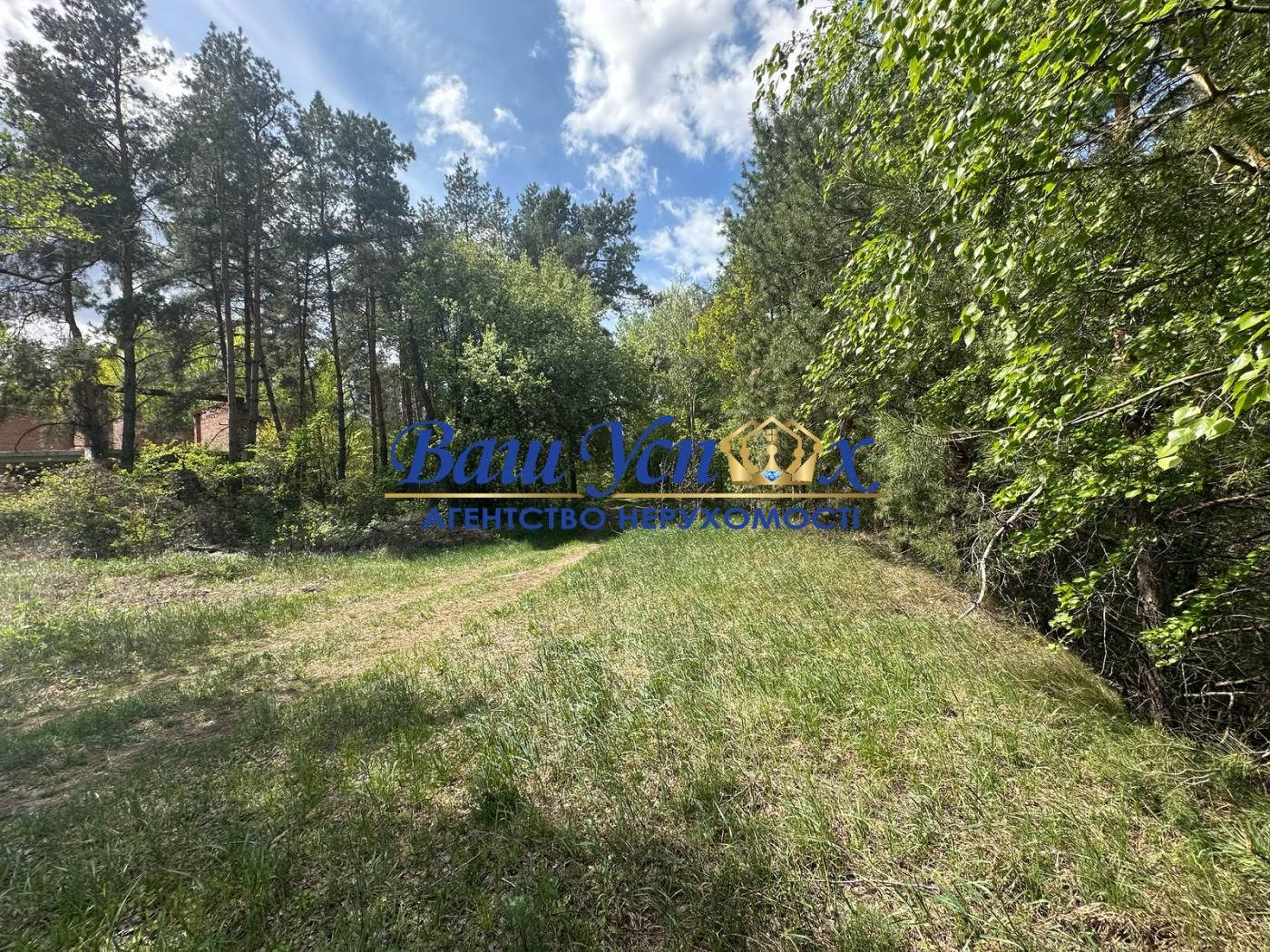 Продаж ділянки в лісі в містечку Конча-Заспа.  КГ Сосновий Бор .
