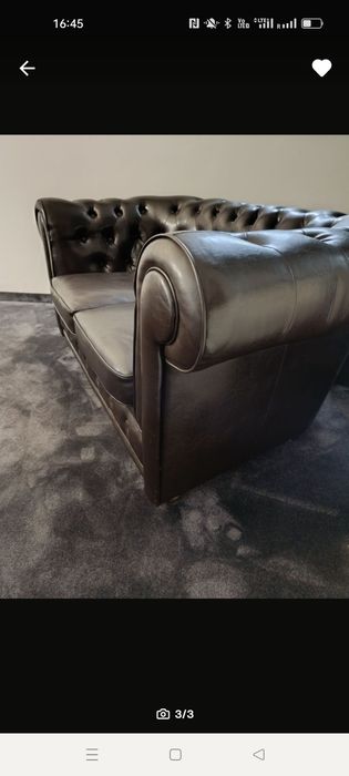 Dwuosobowa sofa w stylu Chesterfield