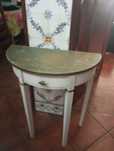 Mesa antiga branca e dourada