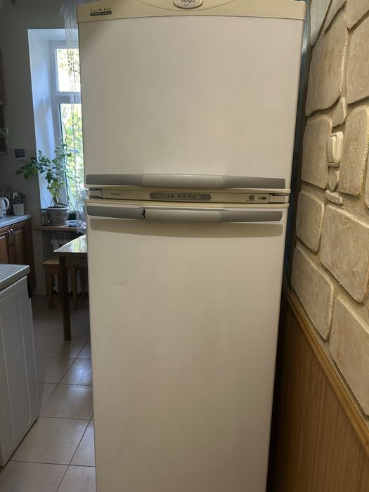 Холодильник двухкамерный Whirlpool б/у в рабочем состоянии